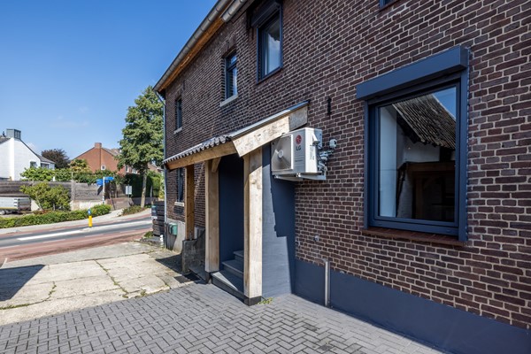 Foto - Te koop: Een woning voor de toekomst met een energielabel van A+++ met een multifunctionele ruimte      (ca 25 m2) en tuin met eiken overkapping en grote eiken carport in het Heuvelland.